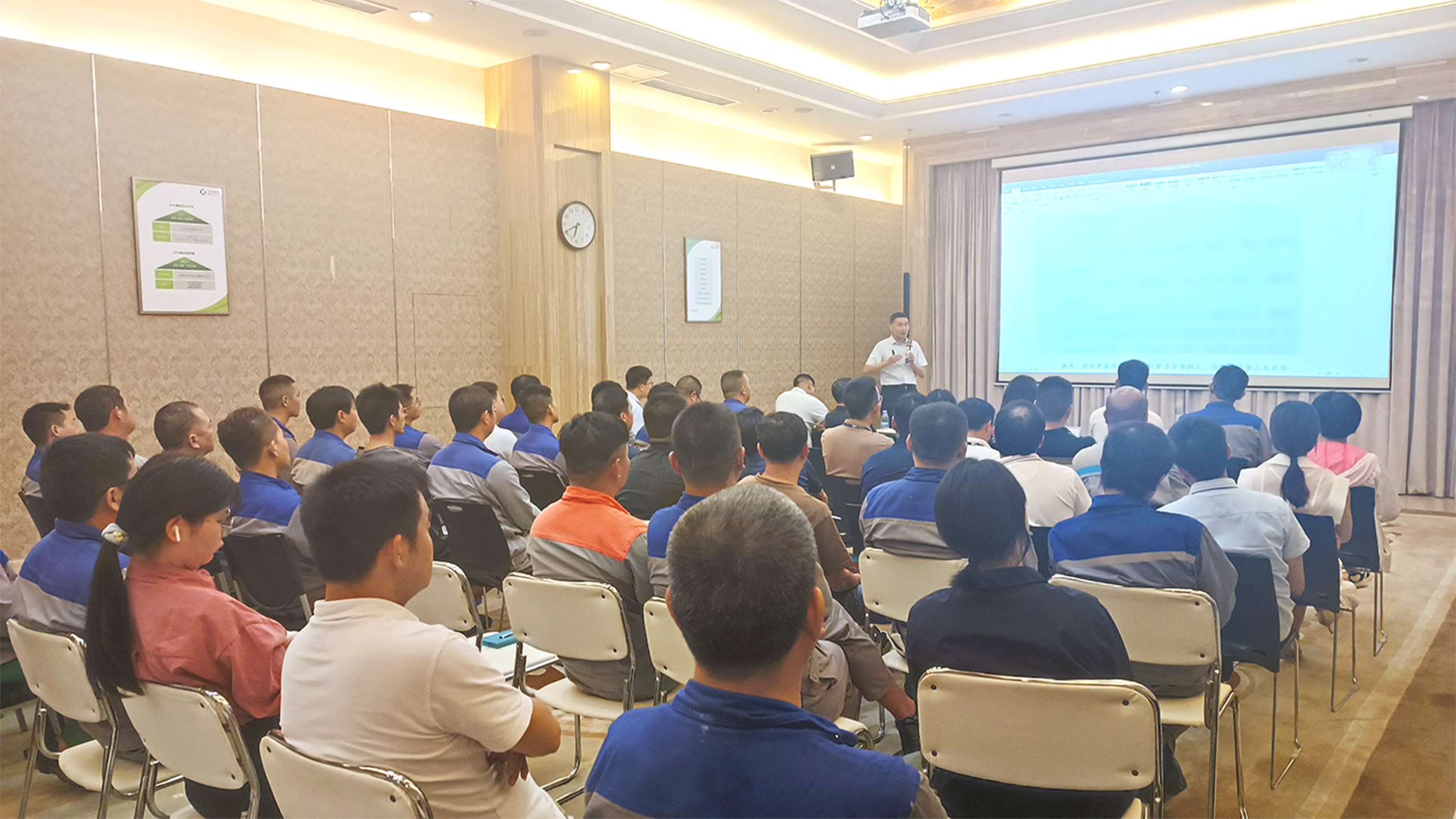 华美科技组织召开专项总结会